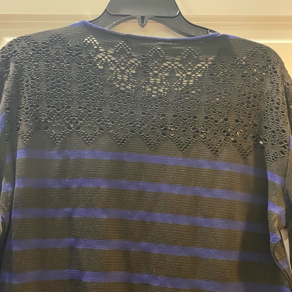 BCBGMAXAZRIA Black and Blue Peplum Top - Picture 7 of 8